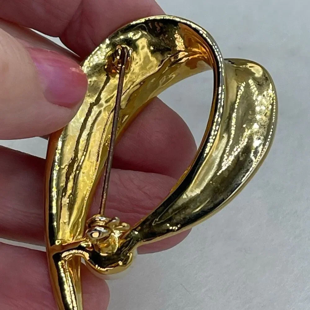 Vintage 10K plated white & yellow gold ribbon brooch faux pearl decor.